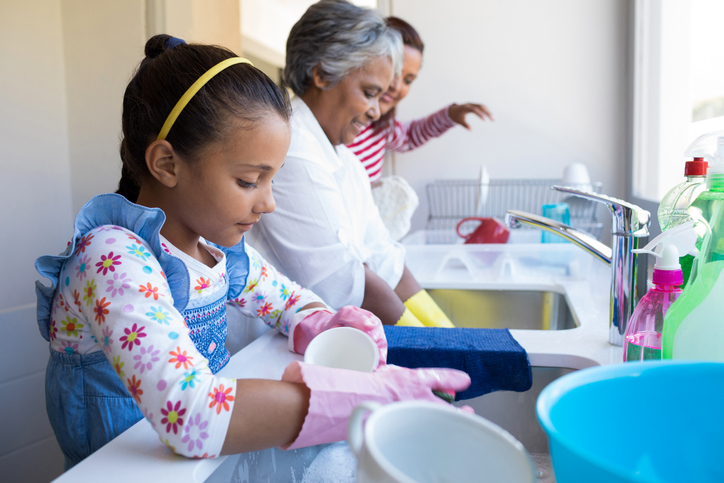 Family washes dishes together